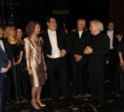 Al término de la representación, Doña Sofía conversó con el director de la Orquesta y artistas participantes en la misma